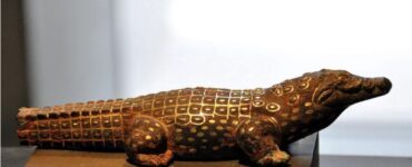 Statuetta dorata di coccodrillo e animali