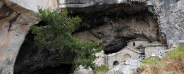 enigmatica grotta di Penteli dove si estraeva il marmo oggi ci sono misteri