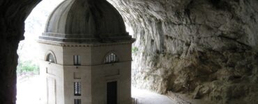 Il Tempio del Valadier nelle Marche tra curiosità