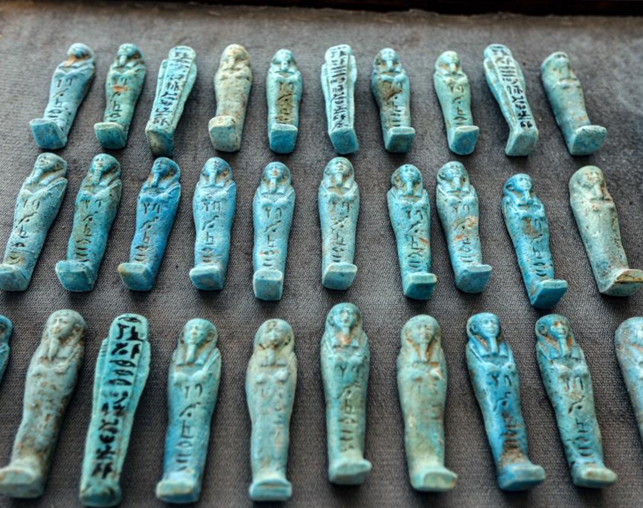Minya statuette votive dentro cimitero