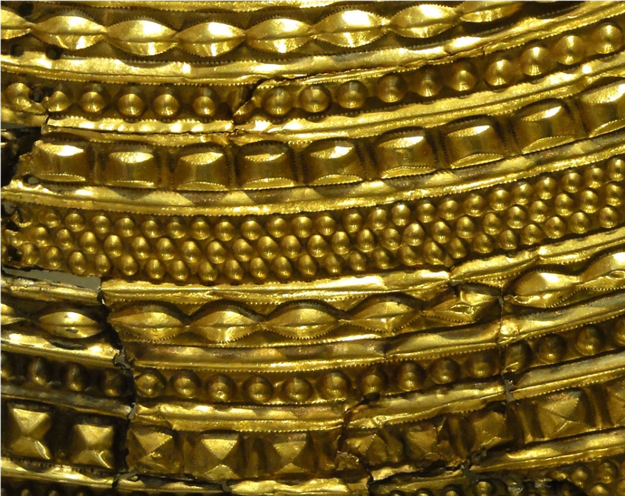 mold gold cape dettagli