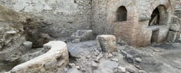 nuovi scavi e nuove scoperte a Pompei torna alla luce un panificio prigione