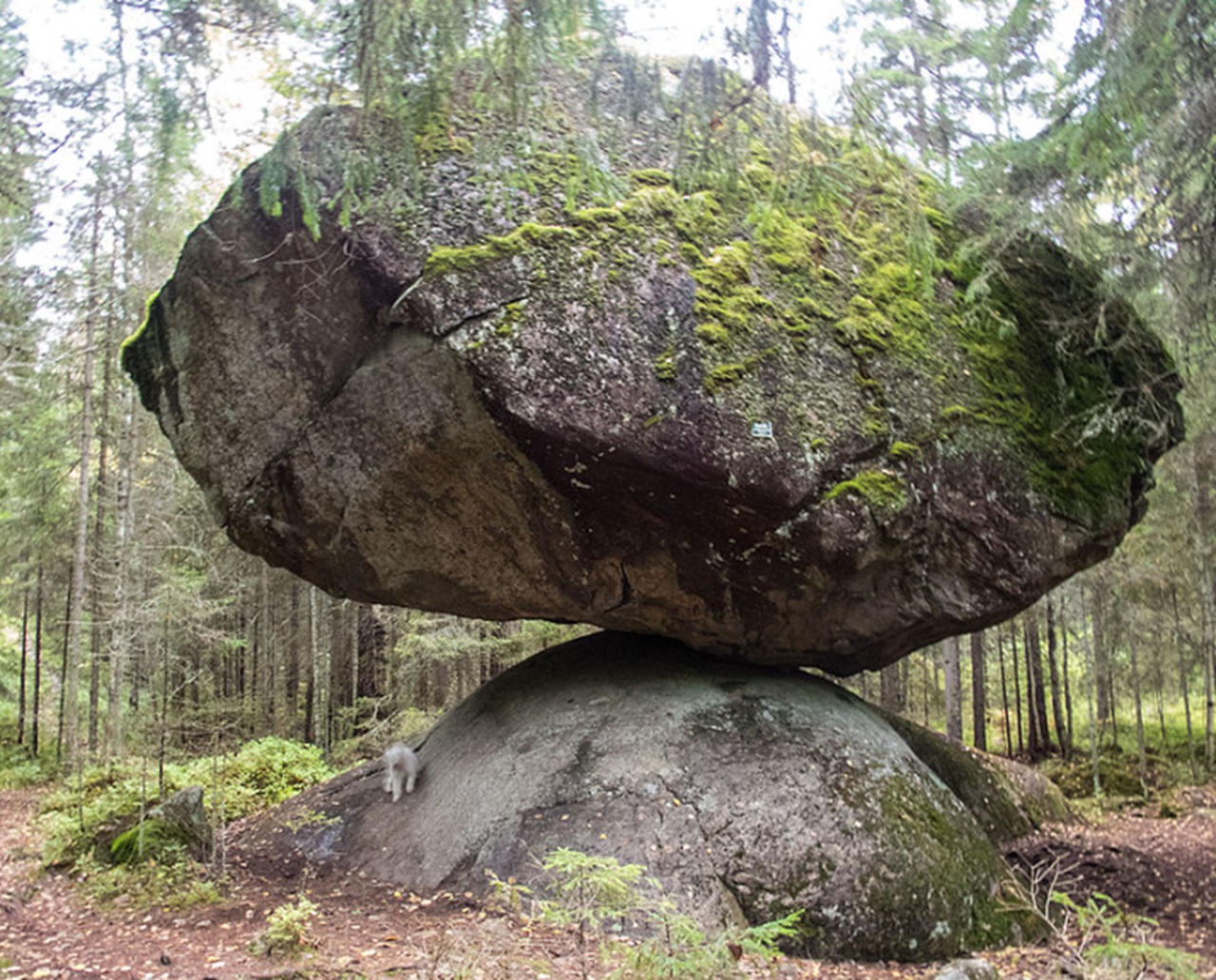 Kummakivi Balancing Rock equilibrio apparentemente precario