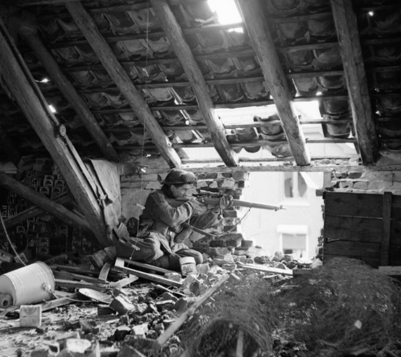 cecchino britannico appostato in una casa di Gennep, Paesi Bassi, 14 febbraio 1945