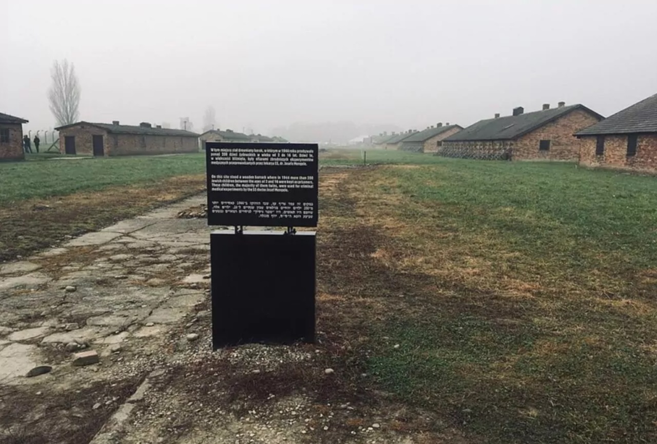 Eva Mozes Kor cartello campo di concentramento