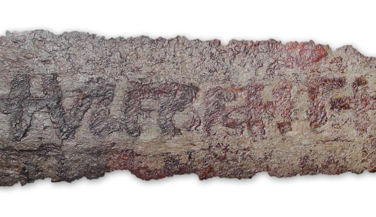 spada mitica iscrizione su lama