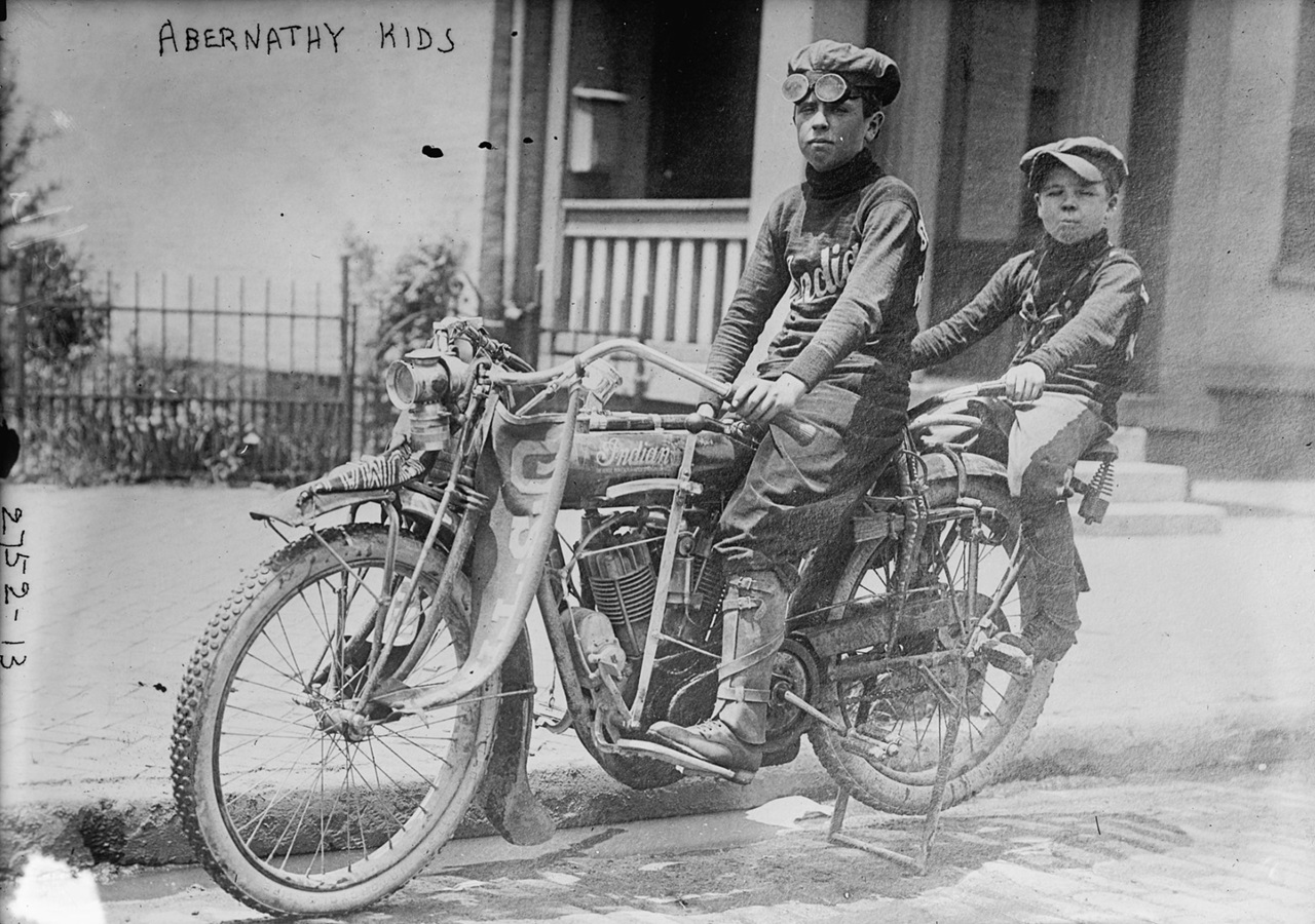 Louis e Temple foto su motocicletta