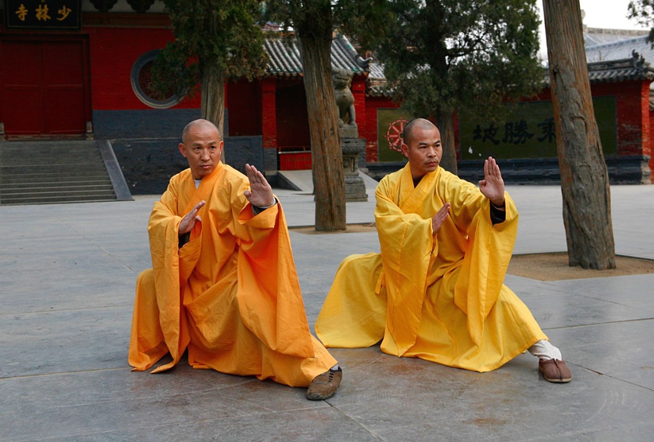 Kung fu monaci Shaolin fanno pratica