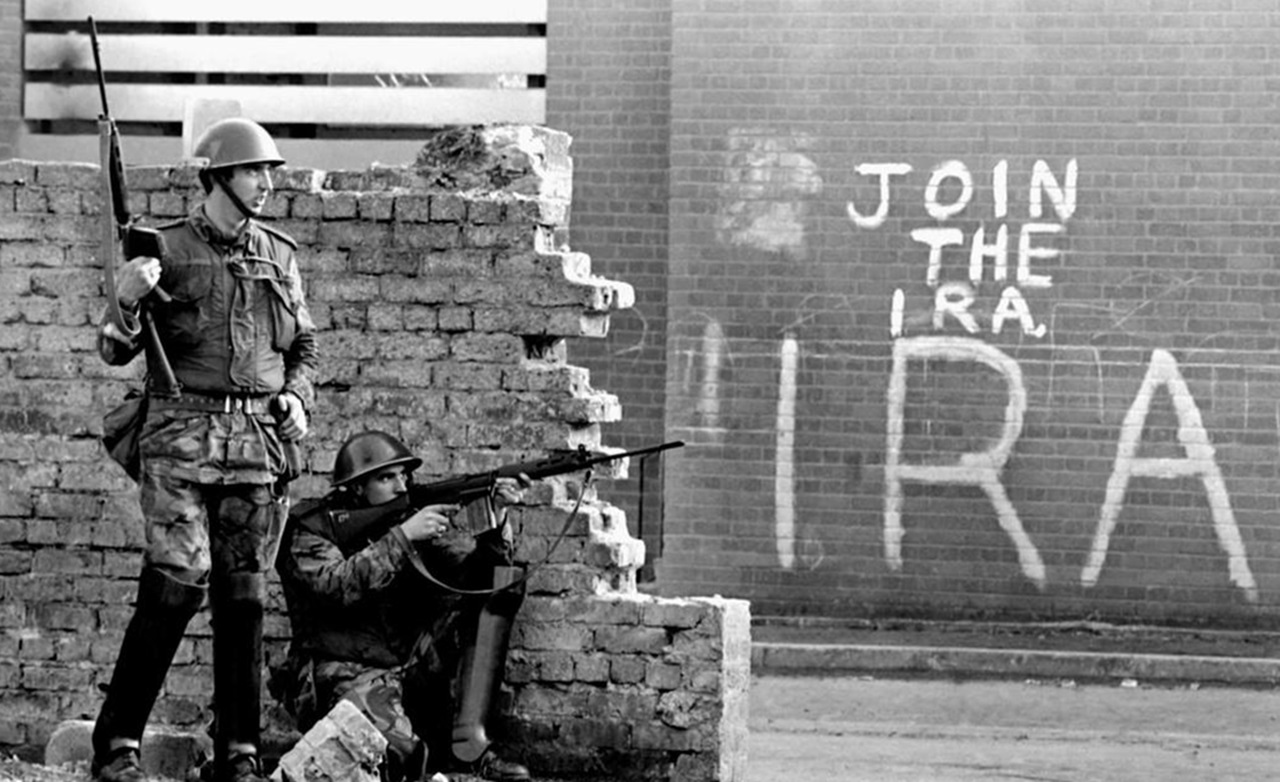 Irlanda del Nord soldati inglesi di fronte un murales dell'IRA