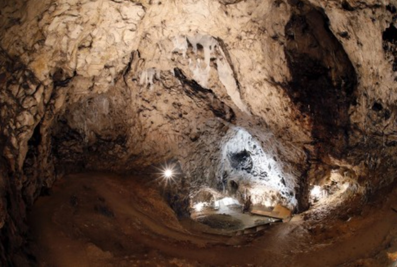 cilindro rastremato immagine interno grotta Hohle Fels