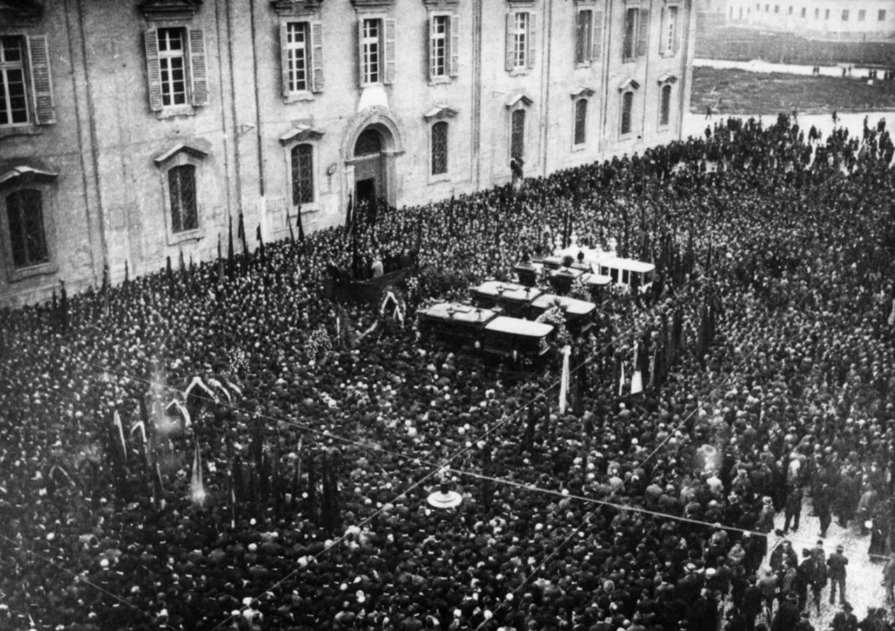 7 aprile folla durante funerali