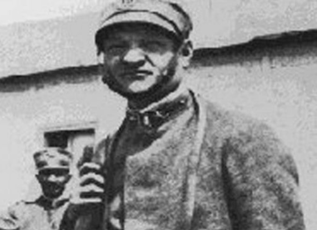 Giuseppe Ungaretti, morto il 1° giugno 1970, in divisa da militare durante la Prima Guerra Mondiale