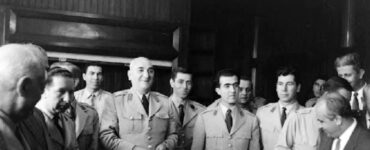 Cemal Gursel, uno degli autore del golpe del 27 maggio 1960, circondato da collaboratori