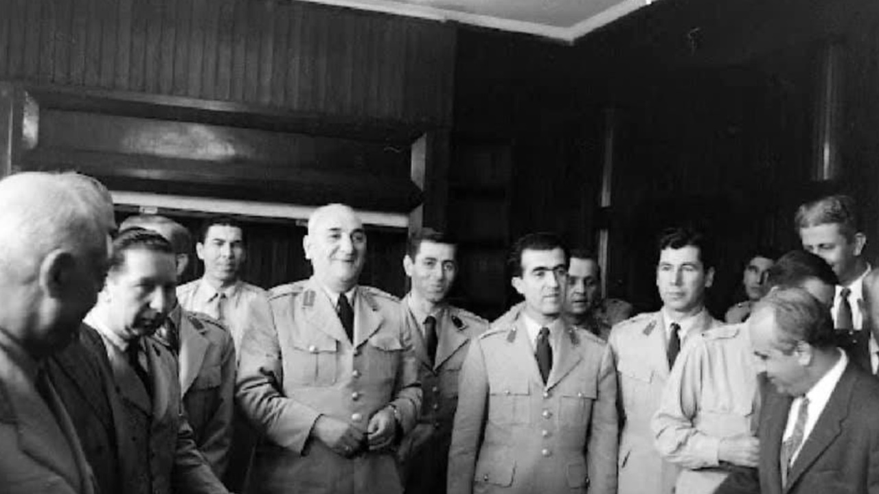 Cemal Gursel, uno degli autore del golpe del 27 maggio 1960, circondato da collaboratori