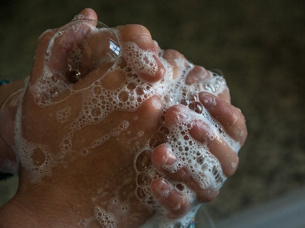 lavarsi le mani, mani insaponate