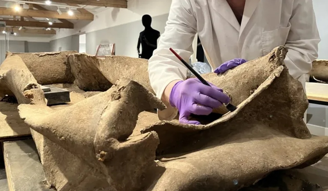sarcofago in piombo resti di donna e di bambino