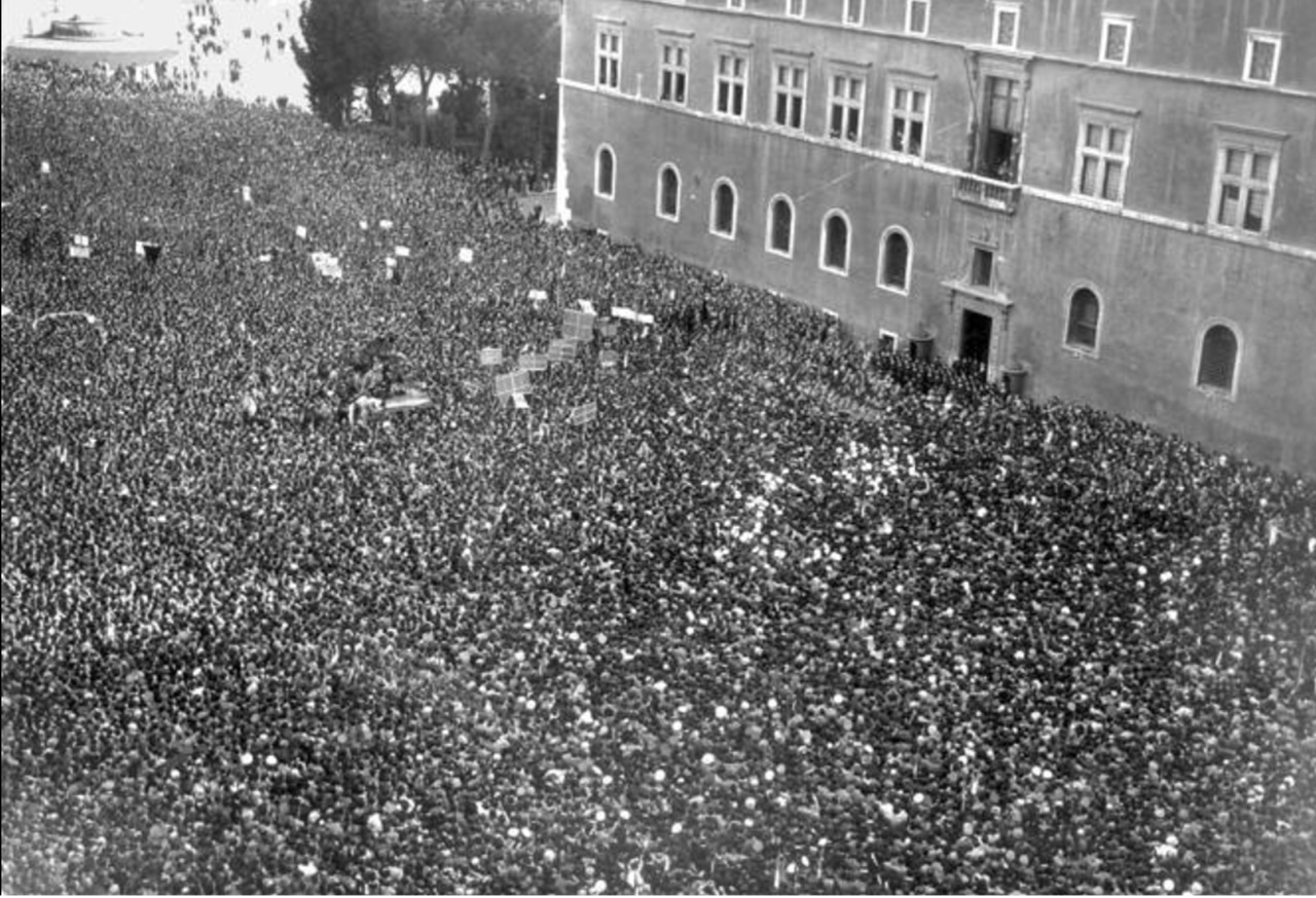 Piazza Venezia gremita il 10 giugno 1940