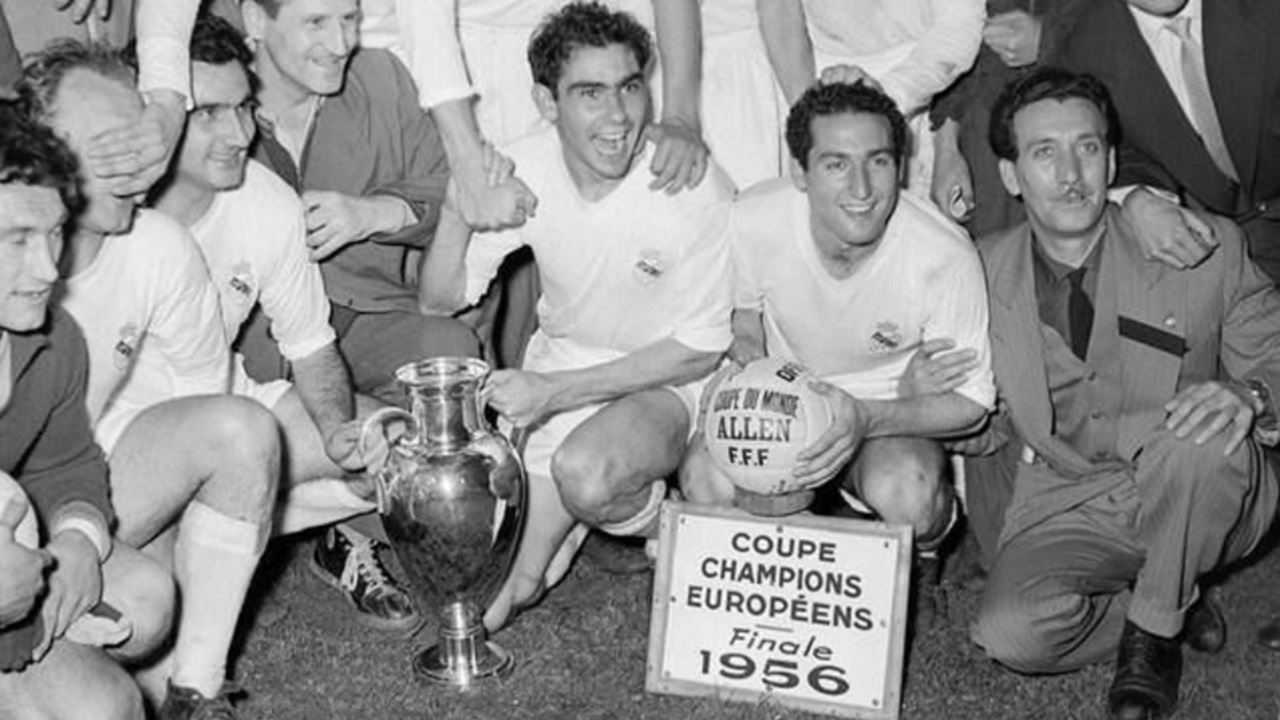 I campioni del Real Madrid con la coppa dopo aver vinto la finale del 13 giugno 1956