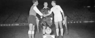 Stretta di mano fra i capitani di Real Madrid e Reims durante prima del fischio d'inizio della finale del 13 giugno 1956