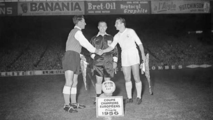 Stretta di mano fra i capitani di Real Madrid e Reims durante prima del fischio d'inizio della finale del 13 giugno 1956