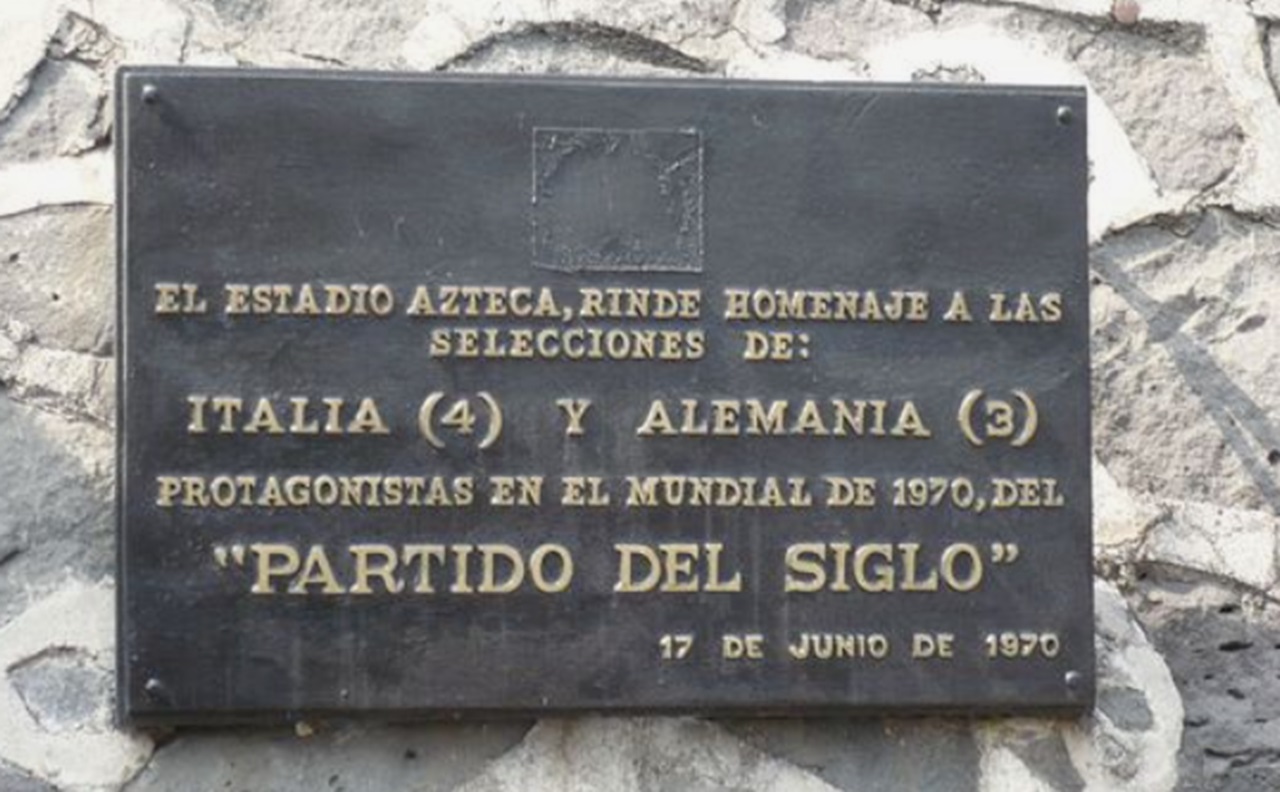 targa commemorativa allo stadio azteca della partita del 17 giugno 1970