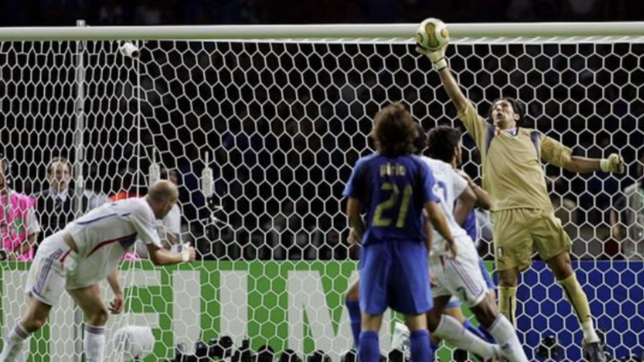 storica parata di Buffon durante la finale del 9 luglio 2005