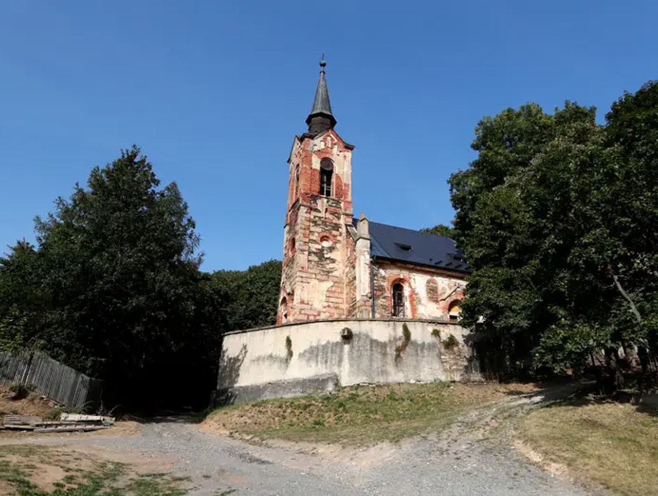 Chiesa di San Giorgio a Luková edificio dall'esterno