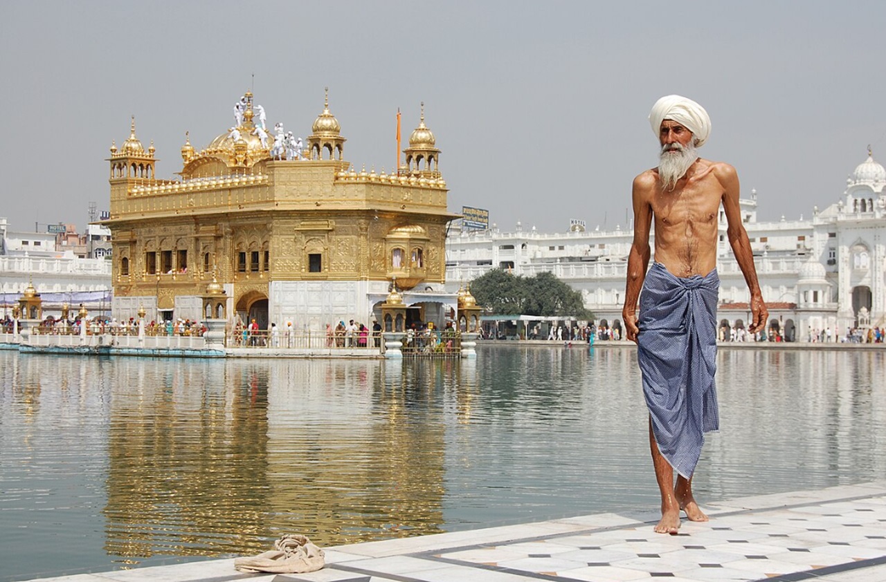 Tempio d'Oro praticante sikh davanti le acque sacre