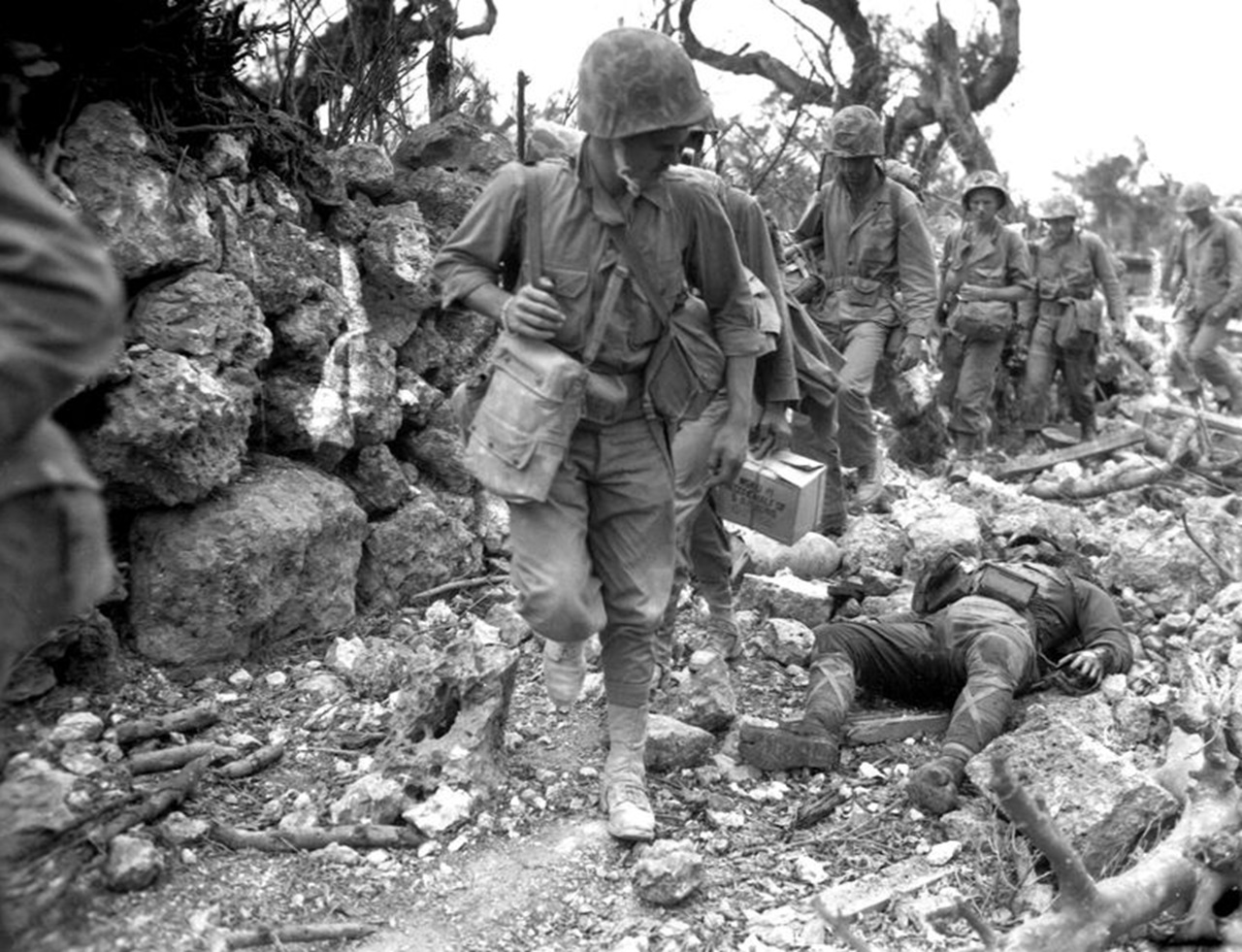 Desmond Doss marines lungo sentieri di Okinawa