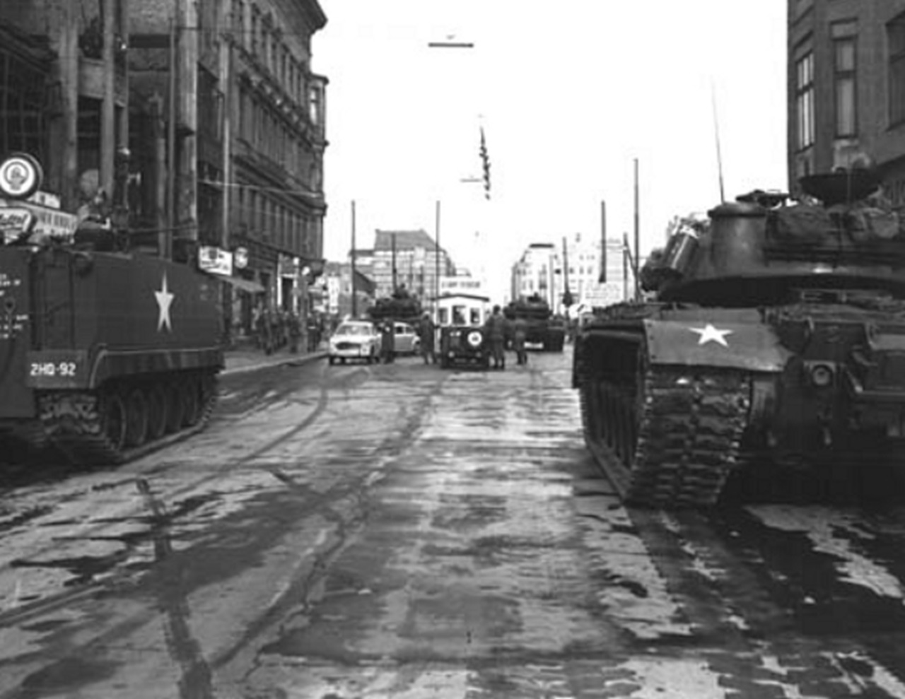 Checkpoint Charlie carri armati sovietici e americani