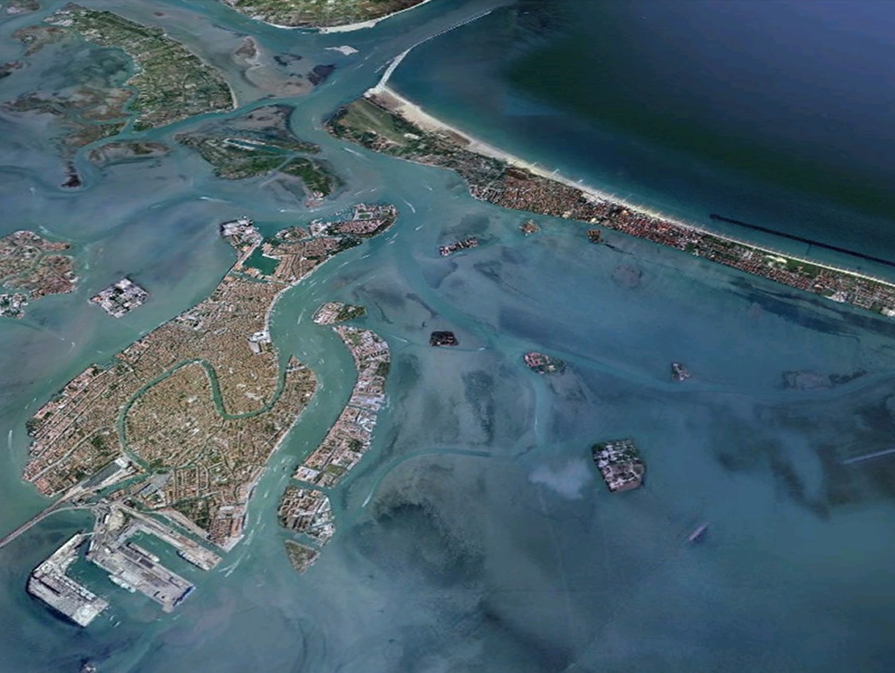 Venezia ripresa della laguna dall'alto