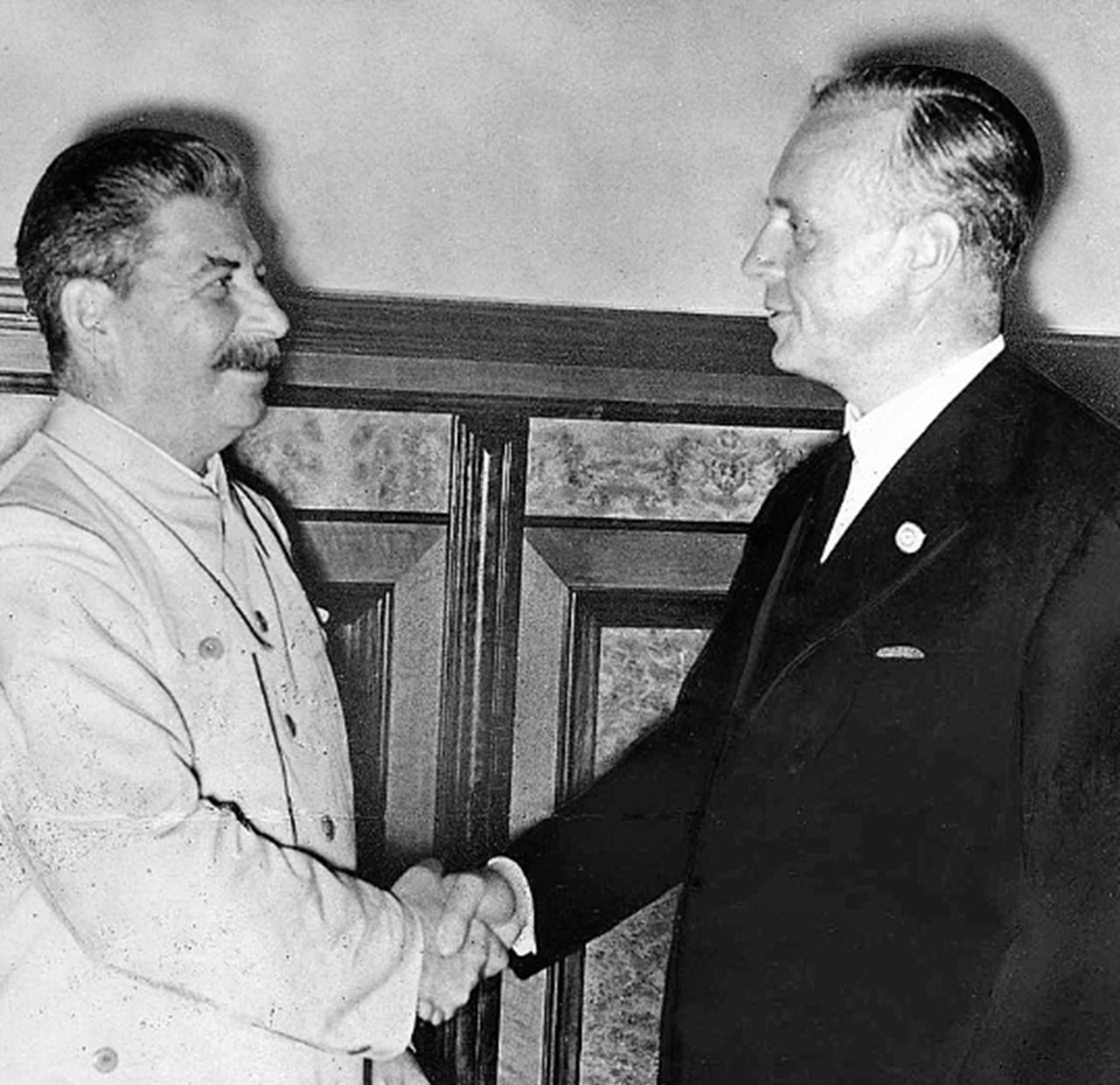 Stalin e Ribbentrop, i colloqui dei quali giunsero al Patto firmato il 23 agosto 1939