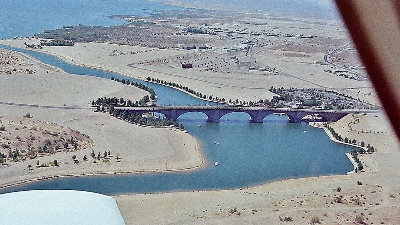 È strano, ma il vecchio London Bridge si trova nel deserto dell'Arizona...