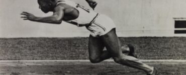 Foto del giorno: Jesse Owens, un simbolo della lotta contro il razzismo, Jesse Owens che corre