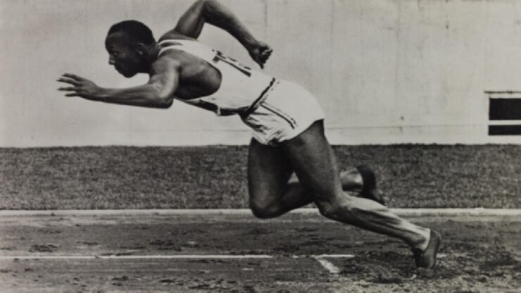 Foto del giorno: Jesse Owens, un simbolo della lotta contro il razzismo, Jesse Owens che corre