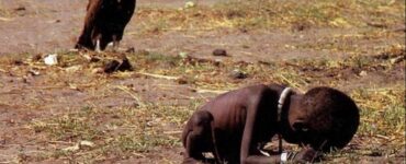 foto del giorno: il bambino e l'avvoltoio