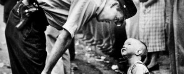 foto del giorno il poliziotto severo e il bambino curioso