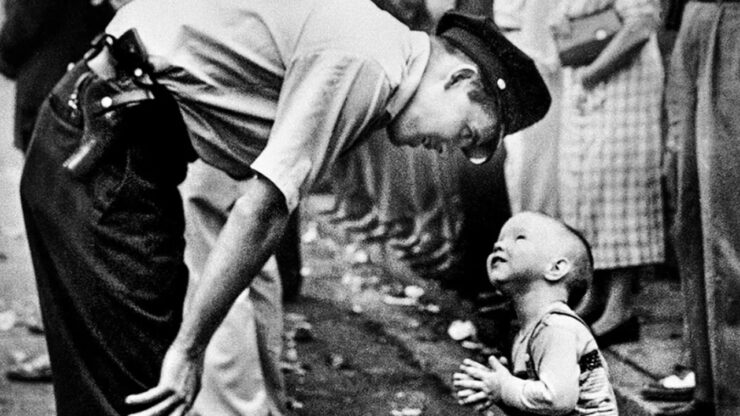 foto del giorno il poliziotto severo e il bambino curioso