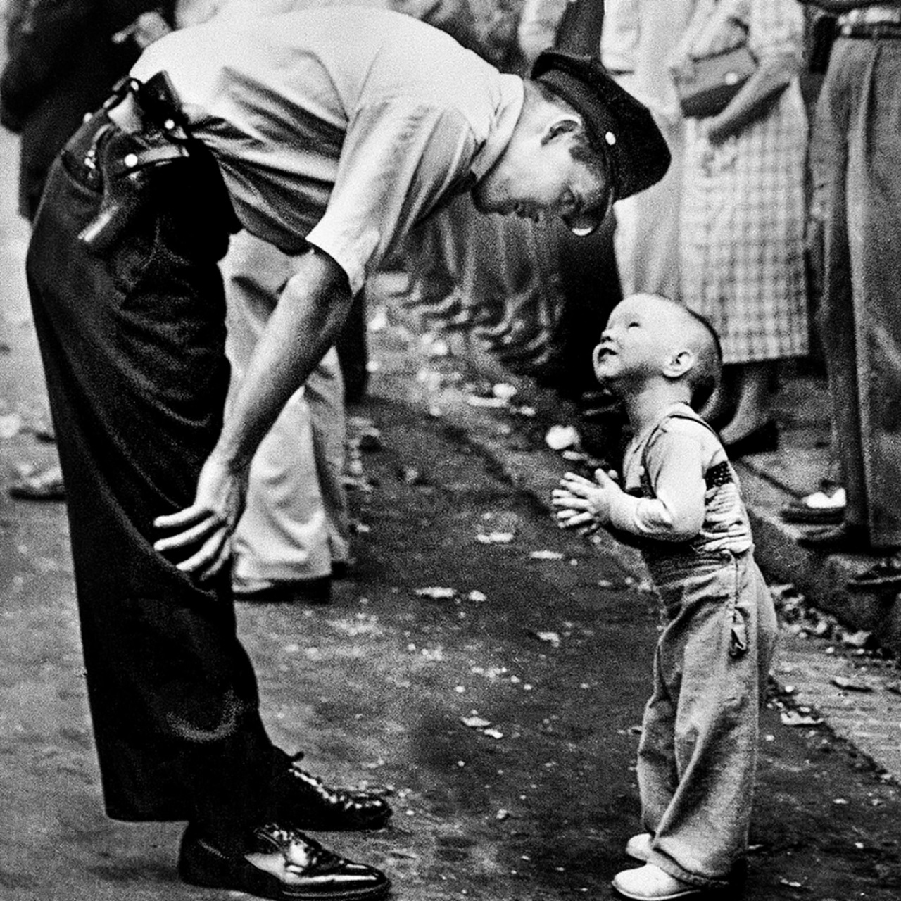 bambino curioso foto intera