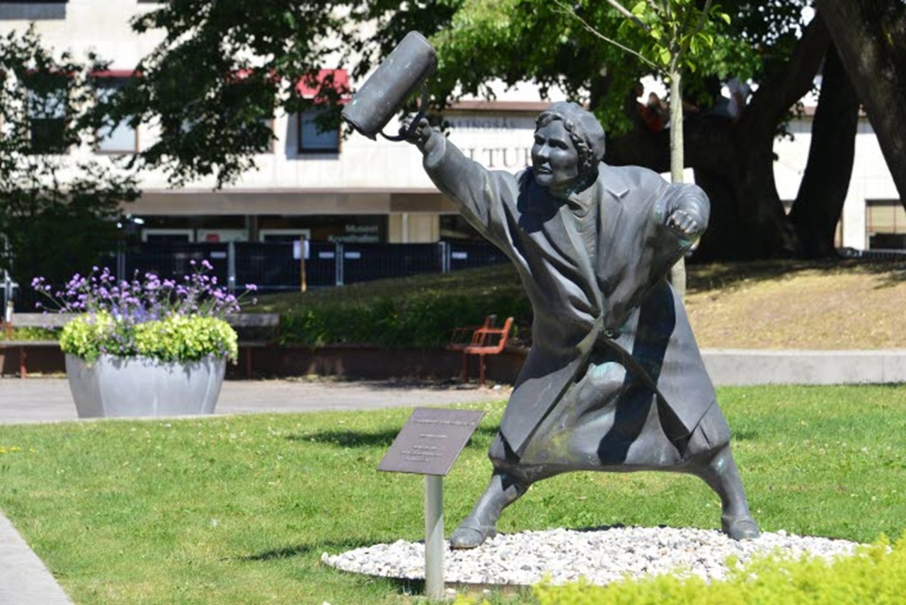 la signora con la borsa statua