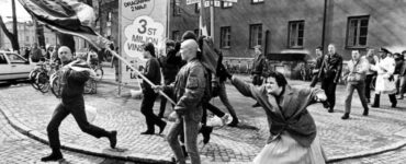 Foto del giorno: la signora con la borsa