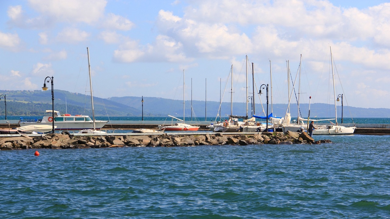 lago bolsena barche