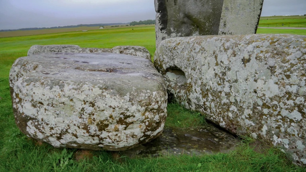 stonehenge altar stone