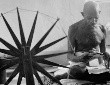 Foto del giorno: un'insolita condizione per fotografare Gandhi