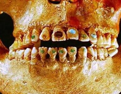 ritrovato in Messico un teschio di 1600 anni con dei minerali incastonati nei denti