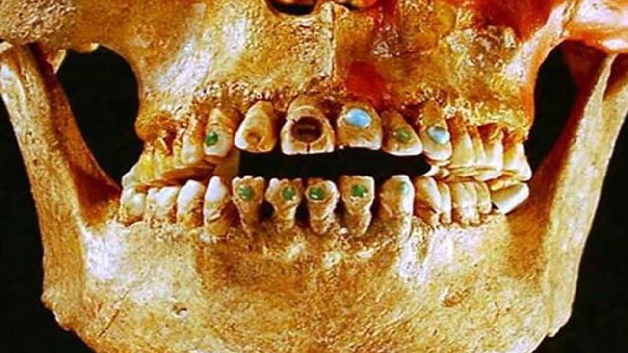 ritrovato in Messico un teschio di 1600 anni con dei minerali incastonati nei denti