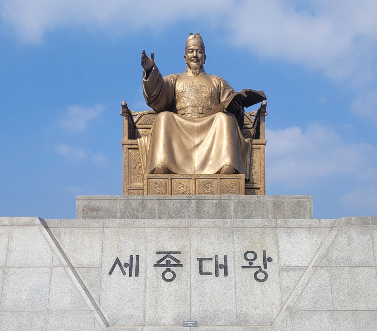 9 ottobre foto statua Sejong Il Grande