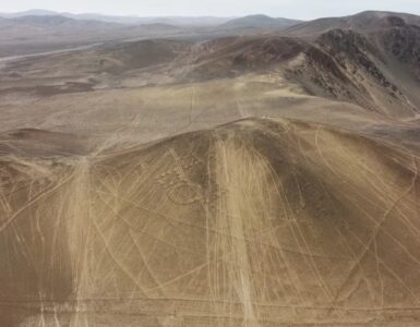 Cancellati dai fuoristrada: così stanno scomparendo gli antichi geoglifi del deserto di Atacama