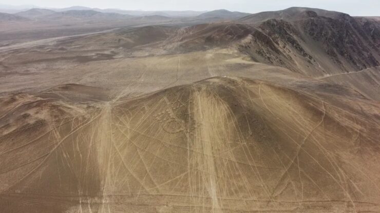 Cancellati dai fuoristrada: così stanno scomparendo gli antichi geoglifi del deserto di Atacama