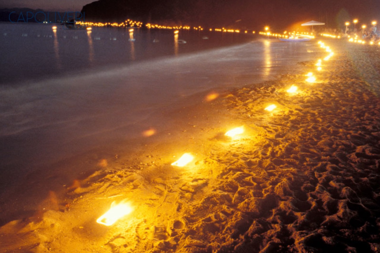 tradizione popolare foto spiaggia illuminata